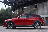 ルーフが浮いているように見える「CX-3」のサイドビュー。室内の静粛性を高めるべく、前後のドアパネルやリアガラスの厚みがアップした。