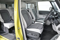 渕野「900万とか1000万とかするクルマとしては、内装の質感がちょっと」　
	ほった「質感もそうですけど、そもそも高級車の内装として、表現の方向性はこれでよかったの？　って気もしてきますね」