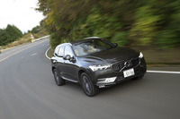 
	ワインディングロードを行く「ボルボXC60 T5 AWDインスクリプション」。1500rpmという低回転域から350Nmの最大トルクを発生する。
	