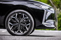 「DS 4」では、全グレードに19インチホイールが標準装備される。今回試乗した車両には、205/55R19サイズの「ミシュランeプライマシー」タイヤが組み込まれていた。