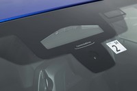 新型「3シリーズ」は一部グレードを除き、3眼カメラシステム（写真）を搭載。レーダーで得られた距離計測情報との統合制御により、正確かつ素早い運転支援を可能にする。