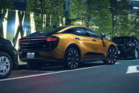 上級にあたる「RS」系のグレードは、「デュアルブーストハイブリッド」の力強い走りに加え、ハイテクに興味がある向きにオススメ。渋滞時支援機能やパーキングアシストなどからなる「トヨタチームメイト」や、レーンチェンジアシスト、緊急時操舵支援機能などの先進運転支援システムが、オプションで用意されているのだ。