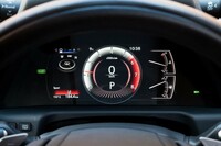 “バージョンL”で選べるドライブモードは「ノーマル」「エコ」「スポーツ」の全3種類。スポーツモードではメーターパネル中央のリングがタコメーターに変化する。