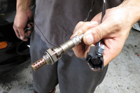 これがO2センサー。排ガス内の酸素濃度を計測して燃料の噴射量を調整したり、触媒がちゃんと機能しているかを監視したりしている。