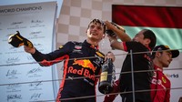 第9戦オーストリアGP、スタートでの出遅れから大逆転優勝を遂げたレッドブルのマックス・フェルスタッペン（写真左）。レッドブル・ホンダとしては初優勝、ホンダとしては2006年ハンガリーGP以来となる13年ぶりの勝利となり、表彰台には優勝したチームを代表して、田辺豊治ホンダF1テクニカルディレクター（同右）が登壇した。（Photo=Red Bull Racing）