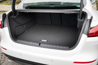 トランクルームの容量は430リッター。後席の背もたれには4：2：4分割可倒式のスルーローディング機構が備わる。