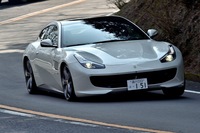 4RMと呼ばれる「FF」の4WDドライブトレインは、後輪操舵機能が加わって4RM-Sに進化した。車両の静的重量配分はフロントが47％でリアが53％。