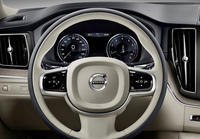 
	新型「XC60」は、安全装備の強化もトピック。衝突を回避する自動ブレーキやレーンチェンジ時の危険を知らせるBLISに、新たにステアリングのアシスト機能が追加された。
	