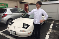 伊達軍曹と現在の愛車である「ユーノス・ロードスター」。「売る気がうせるほど素晴らしい、エバーグリーンな一台！」