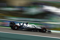 アルファタウリの角田裕毅（写真）は、またしても難しい週末を迎えていた。予選で19位、スプリントでは他のドライバーのペナルティーで2つ繰り上がり15位。グリップ不足でペースが上げられず、スプリント・フォーマットによる走り込み不足もあってマシンを仕上げられずにいた。レース前にフロアを変更したほか、前後ウイング、サスペンションなどのセッティングを調整したことでピットレーンスタート。しかし若干の改善はみられたもののペースは伸びなかった。終盤のセーフティーカーでは、通常周回遅れのマシンはセーフティーカーを抜かしてラップ遅れを取り戻すことができることになっているのだが、なぜか角田はとどまるように指示され、周回遅れのまま17位でレースを終えた。チームメイトのピエール・ガスリーは、予選12位、スプリント10位、そしてレースではピットレーンのスピード違反で5秒加算され14位。（Photo=Getty Images / Red Bull Content Pool）