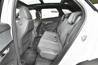 リアシートには6：4分割可倒機構が備わる。背もたれを倒すと、それに連動して座面が沈み込むため、フラットな荷室が作れる。