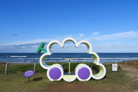 のと里山海道の高松SAにて。モニュメント「ぶどうのおうち」と日本海。