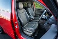 試乗車に装備されていたオプションのレザーシート。運転席／助手席の電動調整機構や座面長調整機構、シートベンチレーションなどがセットとなっており、マッサージ機構も10チャンバー式にアップグレードされる。