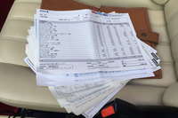 昭和時代から連綿と残る“赤い玉号”の整備記録簿。