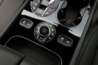 センターコンソールにはドライビングモードセレクターや悪路での走行アシスト機能、車高調整機能などのコントローラーを配置。オプションの「オールテレインスペシフィケーション」を選択すると、ドライブモードに4種類のオフロードモードが追加される。