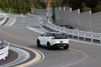 トヨタテクニカルセンター下山で走り込んで鍛えられた「レクサスRZ450e“Fスポーツ パフォーマンス”」。波状路でもタイヤの動きが気になるようなシーンはほとんどなかった。