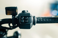 ライディングモードの切り替えボタンは右スイッチボックスに配置。上の「TC」ボタンはトラクションコントロールのオン／オフボタンで、これを長押しするとトラクションコントロールが解除される。