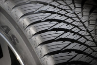 高い雪上性能を確保すべく、深くミゾが刻まれたトレッド面。こうしたタイヤは騒音の点で不利になりがちだが、「ブルーアース4S AW21」は意外なほど静かだった。