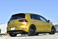 リアビューをスポーティーに飾る4本出しのチタンエキゾーストシステムは、フォルクスワーゲンRとアクラポヴィッチが共同開発したもの。走行モードとエンジン回転数に応じて排気の流れを変化させる。