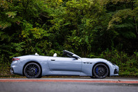 電動格納式ソフトトップはオープン／クローズとも14秒、サイドウィンドウの上げ下げを含めても18秒で動作が完了する。50km/h以下であれば走行中でも開閉できる。