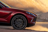 アストンマーティンがニューモデル「DBX」を発表　106年の歴史の中で初のSUVの画像