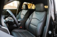 シートはもちろん本革で、前席には電動調整機構にヒーター、ベンチレーション、マッサージ機能と、さまざまな快適装備が標準で採用されている。