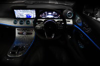 インテリアには、64種類の中から好みの色を設定できるアンビエントライトが装備される。