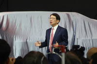 「バンコクモーターショー」でプレゼンテーションする三菱自動車の加藤隆雄社長。
