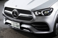“ダイヤモンドグリル”が特徴的な「GLE450 4MATICスポーツ」のフロントまわり。真一文字のルーバーやバンパー下端のフィンなどでスポーティーさが表現されている。