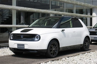 ホンダの都市型EV「ホンダe」。2024年には、国内市場に軽自動車規格のEVを投入することも明言されている。