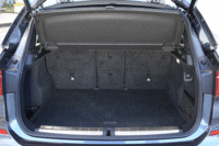 「X1 xDrive18d」のラゲッジルーム。後席の分割格納や床面の高さ調整機構などにより、柔軟に使うことができる。（写真をクリックすると、各種アレンジを見ることができます）