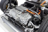 前後車軸にそれぞれモーターが搭載される。「ターボ」の最高出力は通常時で625PS、ローンチコントロール使用時は680PSとなる。