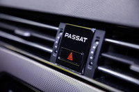 従来型の特徴でもあったダッシュボードセンターのアナログ時計を廃止。代わりにバックライト付きの車名ロゴとハザードスイッチが配置された。