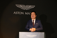 日本市場におけるアストンマーティンの成長について、意気込みを語るスカイグループの笠井成人CEO。
