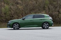 ボディーサイズは全長×全幅×全高＝4420×1850×1475mmで、ホイールベースは2680mm。Cセグメントハッチバックとしてはかなり大柄に成長した。