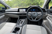 インテリアでは操作インターフェイスのデジタル化が大きなトピック。ステアリングスイッチを除き、電装系の操作はほとんどがタッチパネル式となった。