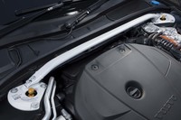 左右のストラットタワーを結ぶアルミ製タワーバーを装備。サスペンション自体も同じスウェーデンのオーリンズ製22段階マニュアル調整式ダンパーに変更されている。