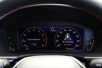 「EX」に装備される10.2インチのフル液晶ディスプレイ。「LX」では機械式の速度計に、7インチ液晶ディスプレイの組み合わせとなる。