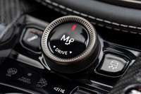 センターコンソールに設置されたドライブモードセレクター。これにより、タッチスクリーンでサブメニューを開かなくとも、ドライブモードのセットアップが可能となった。