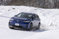 10cmほど降り積もった雪の上を走る。突然ズルリと滑るようなことはなく、安心感すら覚えるほどの走りっぷりだ。