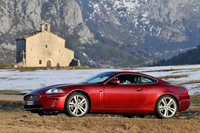 2006年から2014年まで生産された2代目「ジャガーXK」。新世代ジャガーの嚆矢（こうし）となったラグジュアリークーペである。