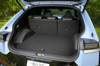 荷室の容量はスタンダードモデルよりも47リッター小さい480リッター。ボンネット下の収納スペースもなくなっている。