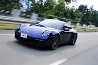 高速域での直進安定性の良さは、4WDの「カレラ4S」ならではといった印象。キックダウンによって加速態勢に入ると、フラット6は魅力的なサウンドを奏でる。参考までに後輪駆動の「カレラS」との重量差は50kgとなる。