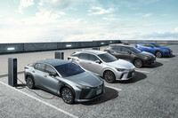 クルマ好きがガソリンエンジン車を楽しめる期間もいよいよ先が見えてきたと語る多田さん。古巣トヨタのプレミアムブランドであるレクサスは「2035年にはグローバルでBEV100％化」を宣言しており、HEV、PHEV、BEVを含む2023年の“電動化比率”はグローバルで47％に達している。