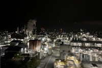 はとバスの「話題の川崎工場夜景スポット」ツアーに参加。バスの着座位置は高く、乗用車ではフェンスに阻まれ見ることのできない工場の夜景を堪能しました。走行中につき手ブレで失礼。（櫻井）