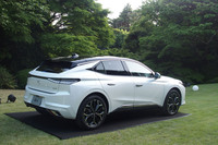 「DS 4」のボディーサイズは全長×全幅×全高＝4415×1830×1495mm、ホイールベースは2680mm。フロント／リアバンパーは再生プラスチックでつくられている。