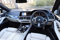 キャビンはアイボリーホワイトの本革をぜいたくに使用した豪華な仕立て。随所に配されたピアノブラックのトリム（オプション）が全体を引き締めている。