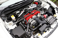 「86 TRD」のエンジンルーム。ハの字形に組み込まれている「モーションコントロールビーム」（写真奥）は、ボディーの変位を抑えつつ振動を減衰する役割を担う。