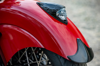 フロントフェンダーに装着された、イルミネーションが仕込まれたヘッドドレス。1947年のモデルから続く、インディアンMCのアイコンのひとつだ。