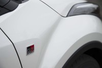 フロントフェンダーには「GR」エンブレムを装着。特別なグレードであることがアピールされる。